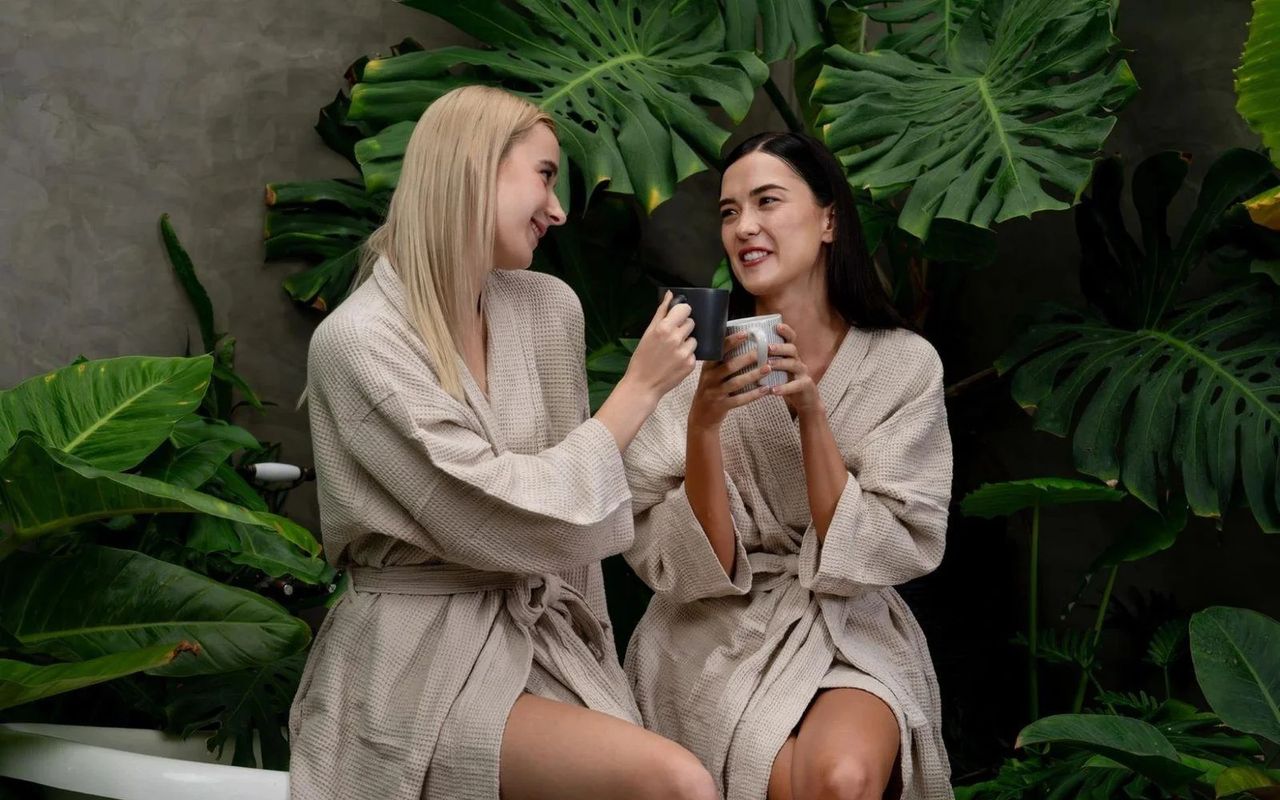 Dos amigas en bata en el Day Spa de Nemiia