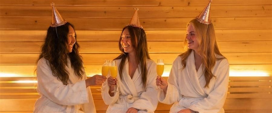 Tres amigas celebrando un cumpleaños en el sauna de Nemiia