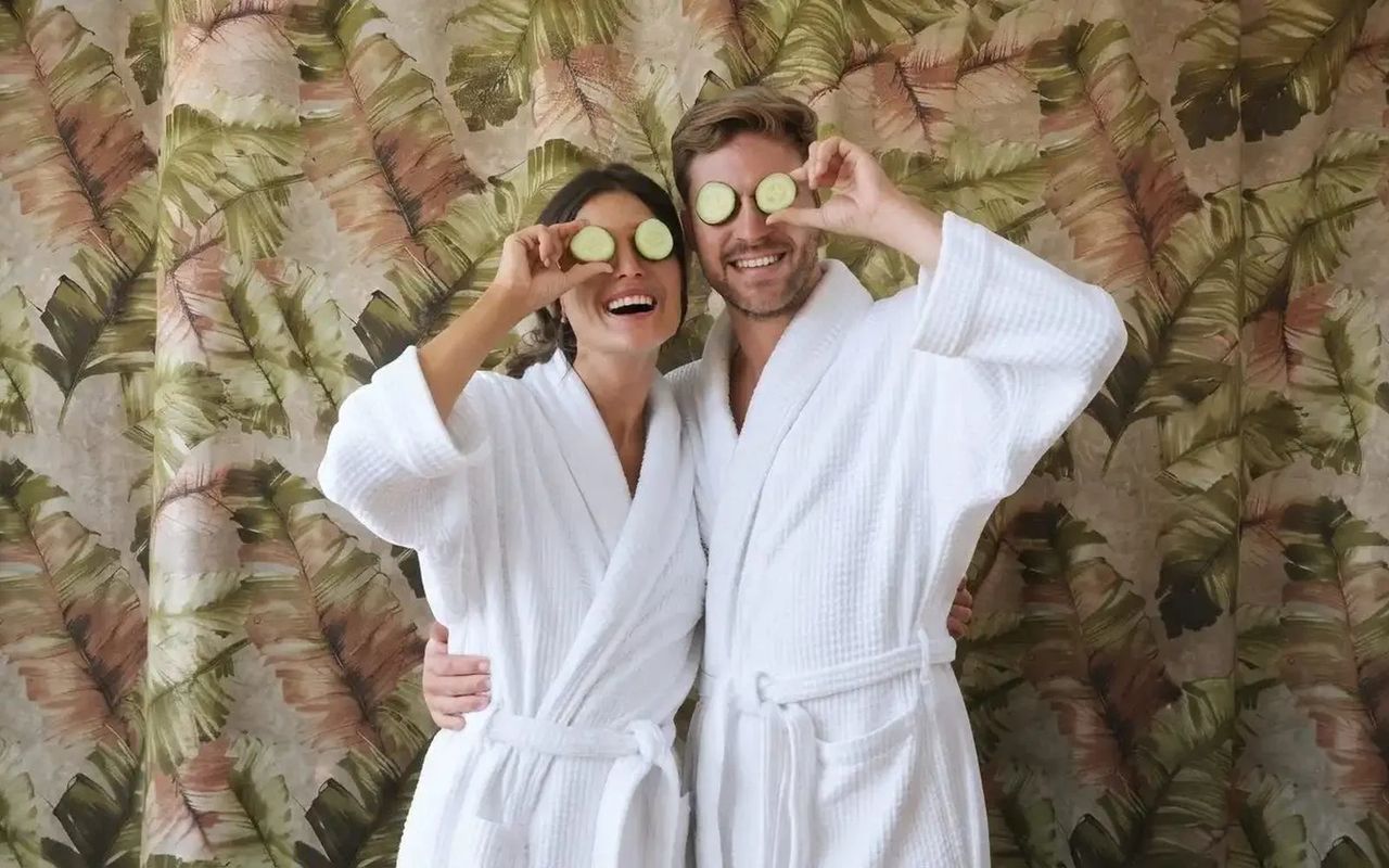 Pareja en bata disfrutando un Day Spa en Nemiia