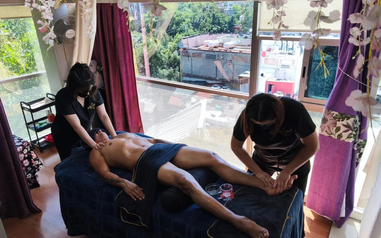 Masaje relajante junto a la ventana en Nemiia Spa Condesa