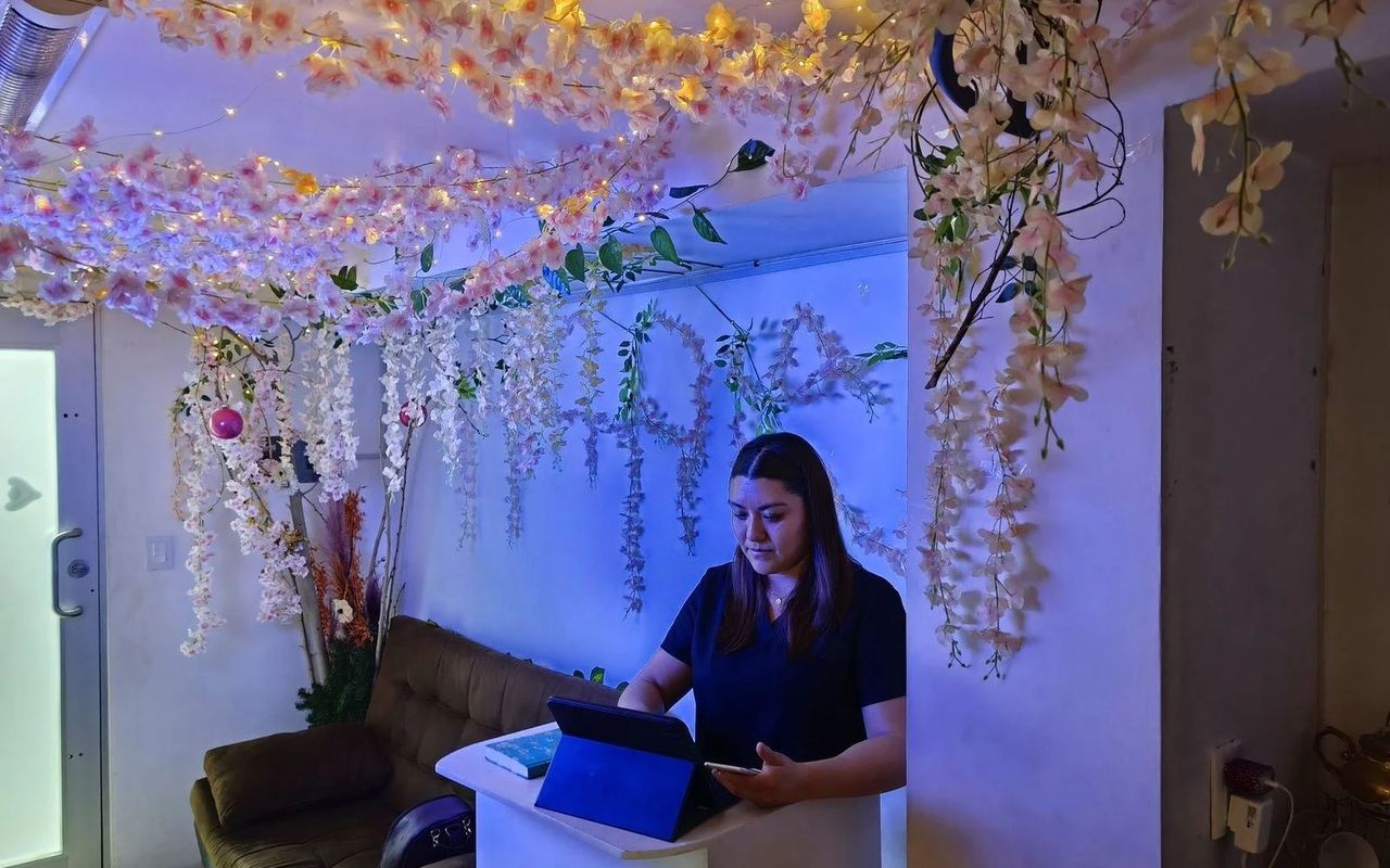 Recepción de Nemiia Spa en la Condesa, con un techo de flores colgantes
